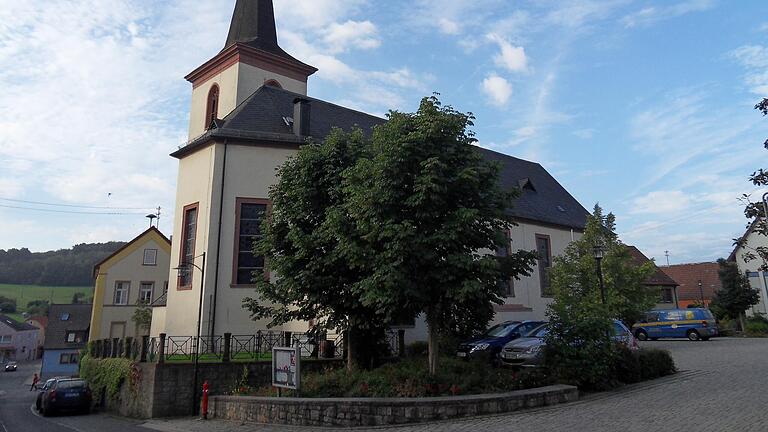 Start- und Treffpunkt der Weinwanderung ist die St. Bartholomäus Kirche in Greußenheim.