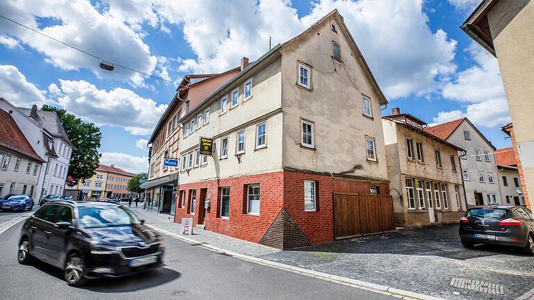 Die Druckerei Gunzenheimer liegt in der Paulinenstraße 32 in Ostheim. Im Vorderhaus ist das Ladengeschäft, im Hinterhaus befindet sich die Druckerei, darüber wohnt die Familie.
