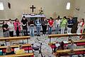 Vor dem Altar: Daniela Weyerich (Verbundleitung Main-Spessart), Katrin Lippold (PDL Haus Lehmgruben), Christiane Seip (PDL Wohnstift Karlstadt), Nordin Koch (Schüler), Priscilla Gantey (Schülerin), Josey Celine Stinski (Schülerin), Natalie Pöschl (Schülerin), Jennifer Häusler (Mitarbeiterin Pflege), Wudase Mebrahtom (Mitarbeiterin Pflege), Halyna Hrytsak (Mitarbeiterin Pflege), Simone Mayer (Wohnbereichsleitung) und Diakonin Carmen Bogler.