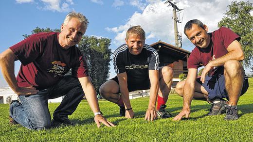 Das Grün passt: Thomas Hein, &bdquo;Charly&ldquo; Götz und Stefan Ulrich beim Rasentest.