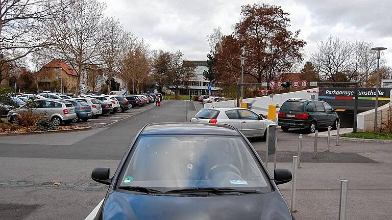 Tiefgarage Kunsthalle: Um die unbefriedigende Frequenz zu erhöhen, hat die Stadt den oberirdischen Messeplatz zur Kurzparkzone mit maximal einer Stunde Parken umfunktioniert.