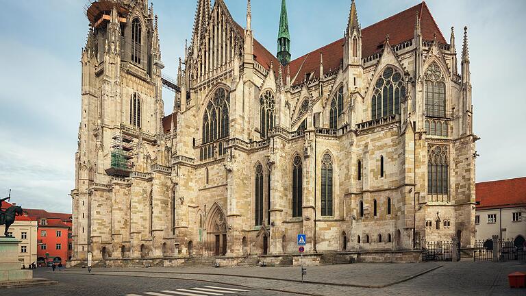 Auch in Regensburg wurde lange über die Parkplätze am Dom diskutiert – heute gibt es nur noch zehn Anwohnerparkplätze.&nbsp;