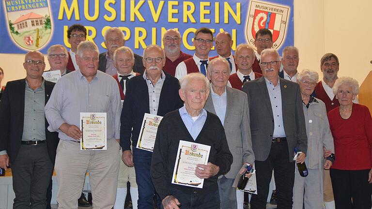 Das Foto zeigt (hinten von links): 2. Vorstand Markus Ludwig, Horst Seim, Roman Weimann, Ehrenmitglied Dietmar Wiesner, 1. Vorstand Georg Luger; (zweite Reihe von links): Ehrenmitglied Karlheinz Müller, Ehrenmitglied Burkard Otter, Roland Wiesner, Günter Gress, Burkhard Vogel, Ehrenmitglied Reinhard Vogel; (dritte Reihe von links): Bürgermeister Volker Hemrich, Bernd Barthel, Leo Greß, Erich Wiesner, Bruno Kratzer, Anni Väth, Elfriede Burk sowie vorne Ehrendirigent Walter Otter. Das Foto zeigt (hinten von links): 2. Vorstand Markus Ludwig, Horst Seim, Roman Weimann, Ehrenmitglied Dietmar Wiesner, 1. Vorstand Georg Luger; (zweite Reihe von links): Ehrenmitglied Karlheinz Müller, Ehrenmitglied Burkard Otter, Roland Wiesner, Günter Gress, Burkhard Vogel, Ehrenmitglied Reinhard Vogel; (dritte Reihe von links): Bürgermeister Volker Hemrich, Bernd Barthel, Leo Greß, Erich Wiesner, Bruno Kratzer, Anni Väth, Elfriede Burk sowie vorne Ehrendirigent Walter Otter.