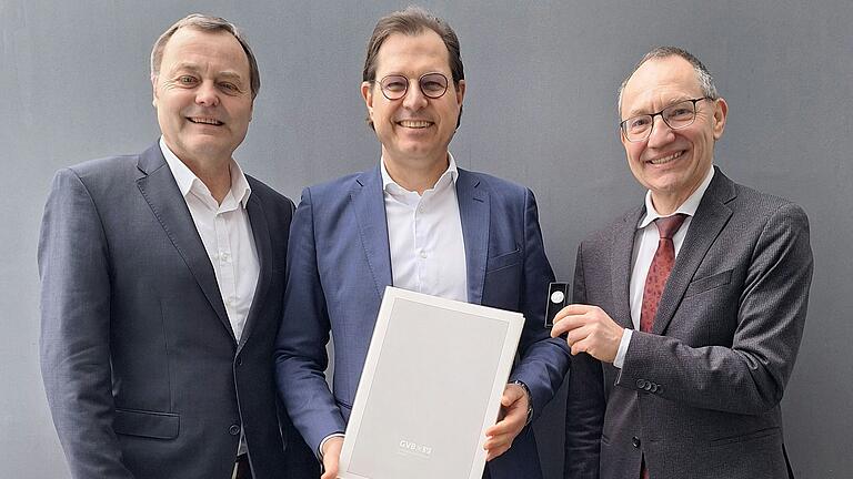 Auszeichnung bei der VR-Bank (von links): Bernhard Kröner (Aufsichtsratsvorsitzender), Frank Hefner (Vorstandssprecher der VR-Bank Main-Rhön) und Peter Klett (stellv. Aufsichtsratsvorsitzender) Auszeichnung bei der VR-Bank (von links): Bernhard Kröner (Aufsichtsratsvorsitzender), Frank Hefner (Vorstandssprecher der VR-Bank Main-Rhön) und Peter Klett (stellv. Aufsichtsratsvorsitzender)