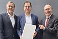 Auszeichnung bei der VR-Bank (von links): Bernhard Kröner (Aufsichtsratsvorsitzender), Frank Hefner (Vorstandssprecher der VR-Bank Main-Rhön) und Peter Klett (stellv. Aufsichtsratsvorsitzender)