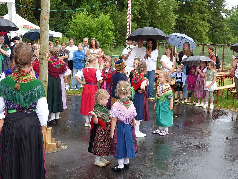 Auch der Regen konnte die Kindertanzgruppe nicht von ihren drei Tänzen abhalten, hier der 'Schwarze Peter' und der Beifall belohnte für die nassen Trachten.