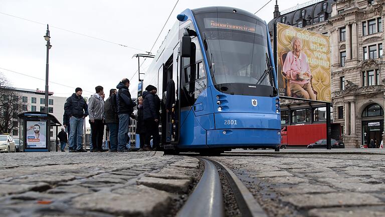 Tram in München       -  Eine Tram-Linie auch durch den Englischen Garten? Wird es wohl nicht geben. (Foto-Archiv)