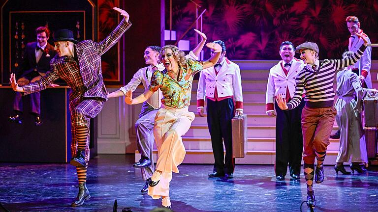 'Märchen im Grand Hôtel' gibt's am Mainfranken Theater Würzburg: In Cannes trifft Hochadel auf Hollywood, was zu amüsanten Verwicklungen bei schmissiger Musik führt. 'Märchen im Grand Hôtel' gibt's am Mainfranken Theater Würzburg: In Cannes trifft Hochadel auf Hollywood, was zu amüsanten Verwicklungen bei schmissiger Musik führt.