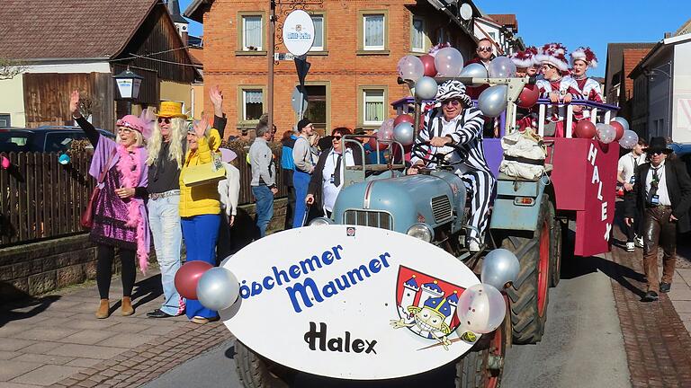 Halex und Helau und feiern bis zum Wecken bei frühlingshaften Temperaturen: Das war möglich beim Rosenmontagszug in Bischofsheim. Halex und Helau und feiern bis zum Wecken bei frühlingshaften Temperaturen: Das war möglich beim Rosenmontagszug in Bischofsheim.