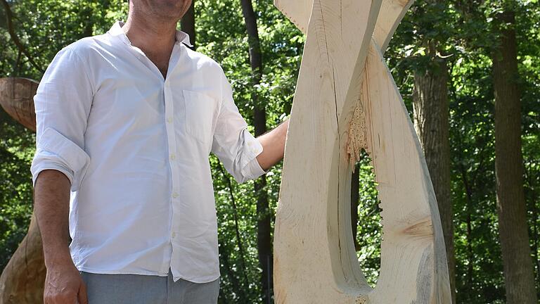 Zeichen der Vergänglichkeit: Aus einem Baum wird eine Säge, die das Holz zerstört. Diese Idee hat Saleh Nemr umgesetzt. Zeichen der Vergänglichkeit: Aus einem Baum wird eine Säge, die das Holz zerstört. Diese Idee hat Saleh Nemr umgesetzt.