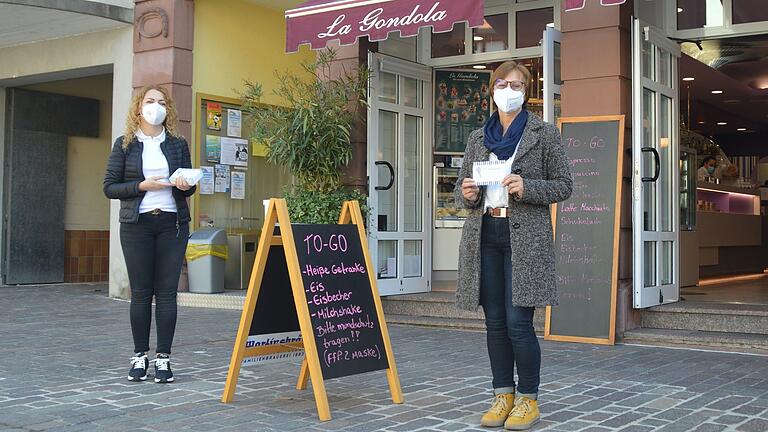 Nazmiye Tekeli vom Marktheidenfelder Eiscafé La Gondola übergab Sandra Lermann von der Stadt Marktheidenfeld (rechts) Eis-Gutscheine für alle Kinder der fünf städtischen Kitas. Nazmiye Tekeli vom Marktheidenfelder Eiscafé La Gondola übergab Sandra Lermann von der Stadt Marktheidenfeld (rechts) Eis-Gutscheine für alle Kinder der fünf städtischen Kitas.