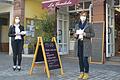 Nazmiye Tekeli vom Marktheidenfelder Eiscafé La Gondola übergab Sandra Lermann von der Stadt Marktheidenfeld (rechts) Eis-Gutscheine für alle Kinder der fünf städtischen Kitas.