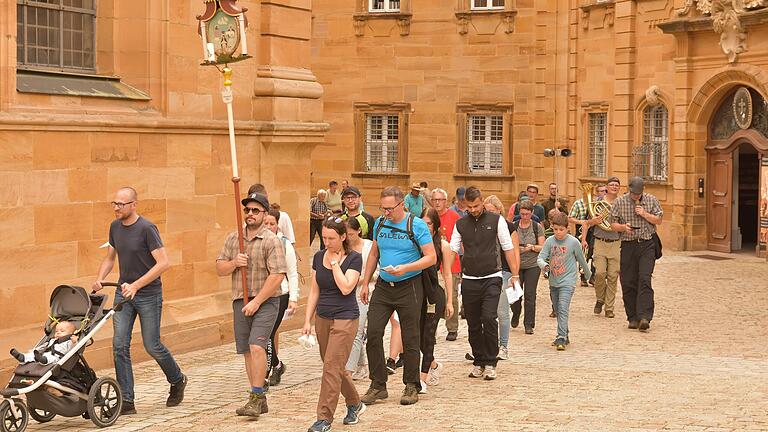 Nicht in der Basilika wie sonst, sondern diesmal vor der Basilika wurde das Ziel der Wallfahrt, der Gnadenaltar umrundet. Nicht in der Basilika wie sonst, sondern diesmal vor der Basilika wurde das Ziel der Wallfahrt, der Gnadenaltar umrundet.