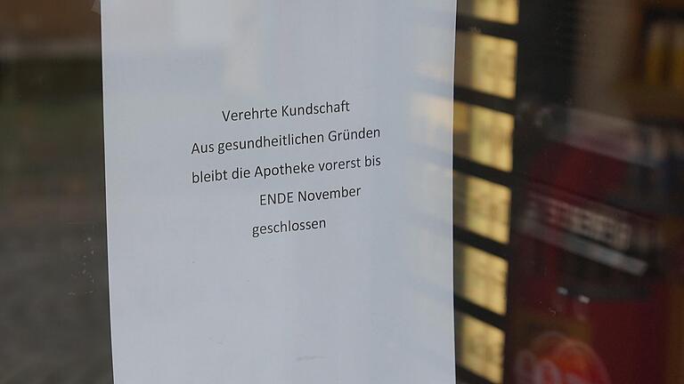 Schon seit einiger Zeit hängt ein Zettel in der Eingangstür, dass die Apotheke geschlossen ist. Schon seit einiger Zeit hängt ein Zettel in der Eingangstür, dass die Apotheke geschlossen ist.