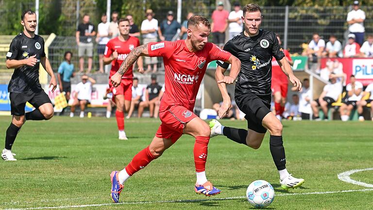 Trotz des Führungstreffers von Leon Heinze (links) kommt der TSV Aubstadt im Auswärtsspiel bei der SpVgg Ansbach nicht über ein 1:1-Unentschieden hinaus.