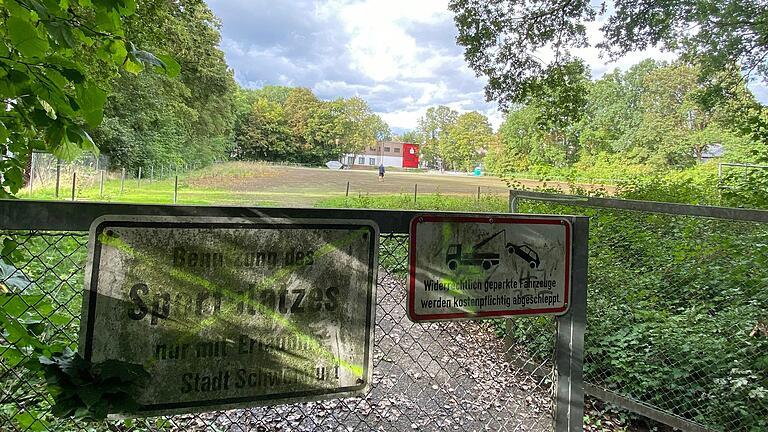 Der Sportplatz des SC 1900 Schweinfurt ist seit gut sechs Jahren für den Spielbetrieb gesperrt, weil der Platz nicht mehr ohne Verletzungsgefahr für die Spieler zu betreten ist.&nbsp;