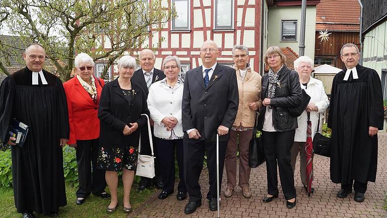 Die Diamantenen Konfirmanden wurden vor 60 Jahren konfirmiert. Die Diamantenen Konfirmanden wurden vor 60 Jahren konfirmiert.