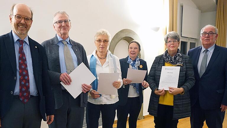 Wegen ihres großen Engagements im Hospizverein Schweinfurt ehrte (von links) dessen Vorsitzender Johannes Mühler, Franz Feineis, Annitta Dreiskämper, Elfriede Herbold und Claudia Ossinader. Unterstützt wurde er dabei vom Vorsitzenden des Bayerischen Hospiz- und Palliativverbandes, Konrad Göller. Wegen ihres großen Engagements im Hospizverein Schweinfurt ehrte (von links) dessen Vorsitzender Johannes Mühler, Franz Feineis, Annitta Dreiskämper, Elfriede Herbold und Claudia Ossinader. Unterstützt wurde er dabei vom Vorsitzenden des Bayerischen Hospiz- und Palliativverbandes, Konrad Göller.