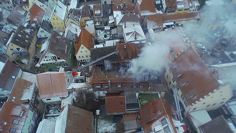 Zu einem Dachstuhlbrand kam es am Freitagmorgen in der Ochsenfurter Altstadt. Zu einem Dachstuhlbrand kam es am Freitagmorgen in der Ochsenfurter Altstadt.