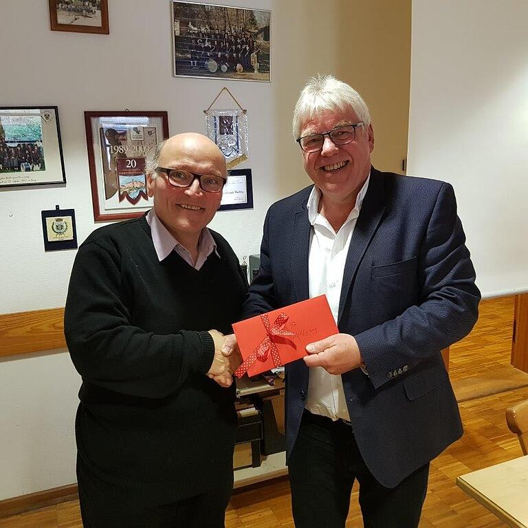 Dank wurde Wolfgang Wiesen ausgesprochen, der viele Jahre aktiv in der Vorstandschaft mitwirkte. Im Bild links Wolfgang Wiesen, rechts Vorstand Bernhard Hupp. Dank wurde Wolfgang Wiesen ausgesprochen, der viele Jahre aktiv in der Vorstandschaft mitwirkte. Im Bild links Wolfgang Wiesen, rechts Vorstand Bernhard Hupp.