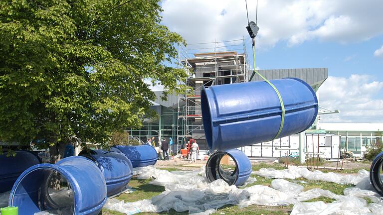 Nach langem Warten sind sie aus der Schweiz jetzt eingetroffen. Die Röhren, die zur neuen Wasserrutsche der Frankentherme zusammengebaut werden.