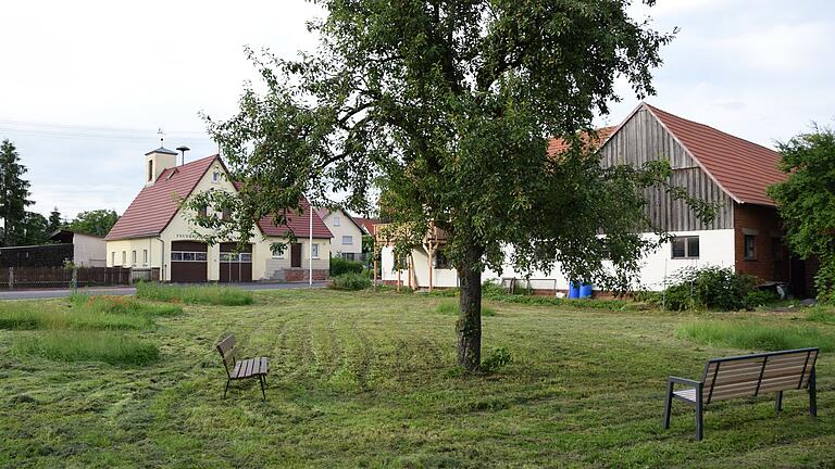 Auf dieser Grünfläche an der Dorfstraße in Ansbach soll ein Dorfplatz entstehen. Wichtig ist dem Gemeinderat bei diesem Projekt, die Bürger mitzunehmen.