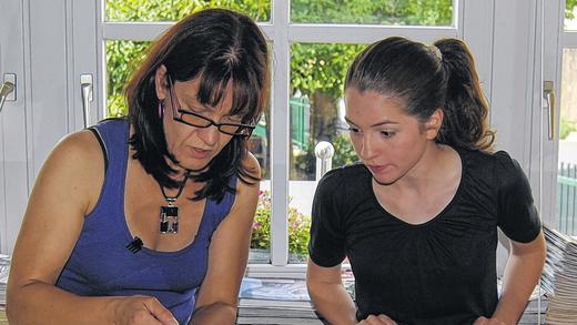 In der ehemaligen Heimat des Vaters: Sofia Peschka aus Paraguay (rechts) absolviert eine Lehre bei Nicole Brandler.