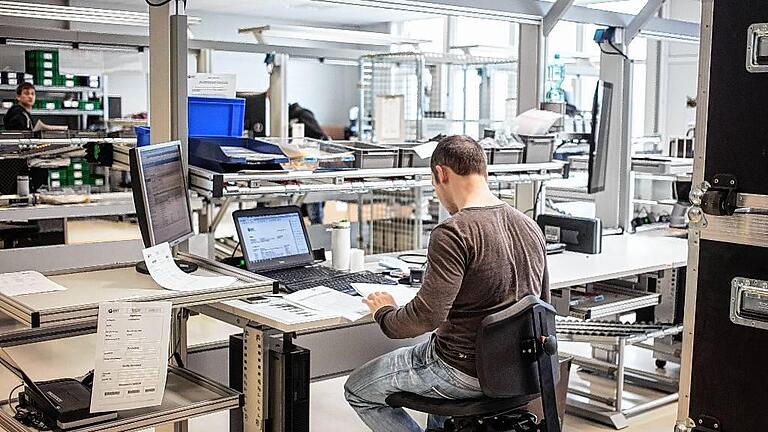 Arbeitsplatz am Computer beim High-Tech-Unternehmen.