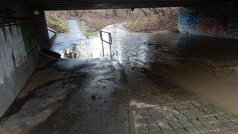 Bereits am Mittwoch bekamen Fußgänger in der Unterführung am Marienbach an der Ecke Deutschhöfer Straße/Lindenbrunnenweg nasse Schuhe. Die Pegel der Bäche werden weiter steigen. Für den Main ist Hochwasser ab dem Wochenende angesagt. Bereits am Mittwoch bekamen Fußgänger in der Unterführung am Marienbach an der Ecke Deutschhöfer Straße/Lindenbrunnenweg nasse Schuhe. Die Pegel der Bäche werden weiter steigen. Für den Main ist Hochwasser ab dem Wochenende angesagt.