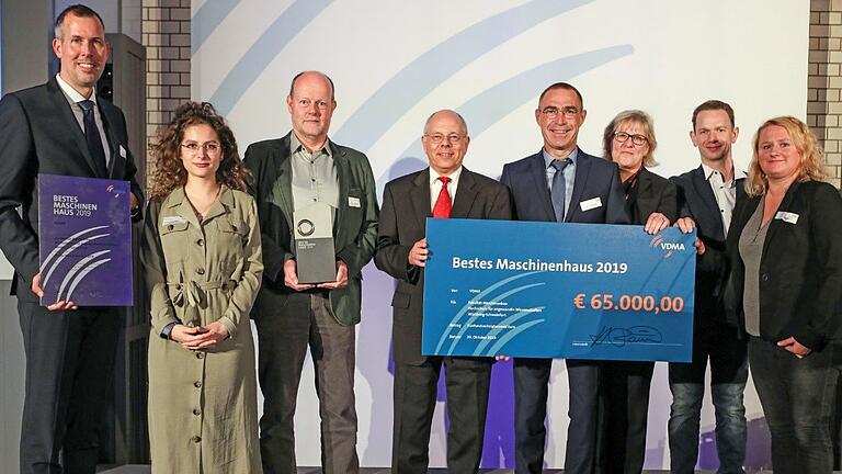 Aus der Hochschule für angewandte Wissenschaften Würzburg-Schweinfurt freuen sich über den ersten Platz als „Bestes Maschinenhaus 2019“ des VDMA (v.l.): Vizepräsident Christian Bauer, Andrea Szegedi, Christoph Bunsen, Winfried Wilke, Dekan Johannes Paulus, Doris Engelhardt, Gerald Barthelmes und Elisabeth Nowak. Aus der Hochschule für angewandte Wissenschaften Würzburg-Schweinfurt freuen sich über den ersten Platz als „Bestes Maschinenhaus 2019“ des VDMA (v.l.): Vizepräsident Christian Bauer, Andrea Szegedi, Christoph Bunsen, Winfried Wilke, Dekan Johannes Paulus, Doris Engelhardt, Gerald Barthelmes und Elisabeth Nowak.