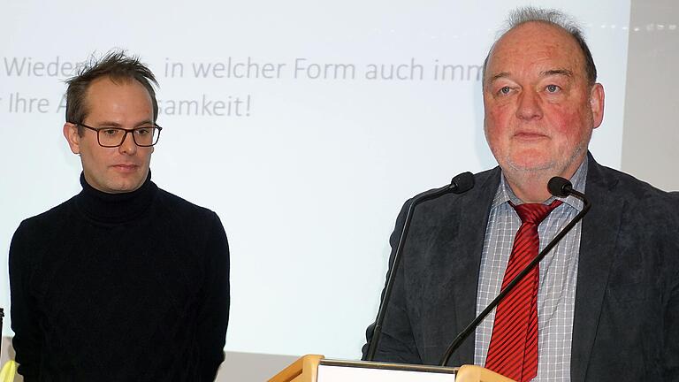 Der Leiter der Fachakademie für Sozialpädagogik Harald Wildfeuer (rechts) dankte Christian Schoon für seinen Blick in die Zukunft.