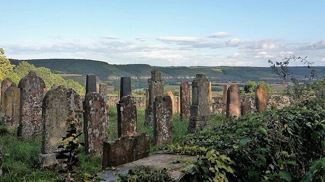 Der zentrale Bezirksfriedhof von Laudenbach. Der zentrale Bezirksfriedhof von Laudenbach.