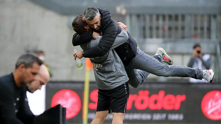 Der Moment des Triumphs: Co-Trainer Benjamin Schwarz (links) und Chefcoach Danny Schwarz bejubeln bei Abpfiff das 2:0 am Betzenberg. Ihren Kaiserslauterer Kollegen (im Vordergrund) ist der Frust anzusehen. Der Moment des Triumphs: Co-Trainer Benjamin Schwarz (links) und Chefcoach Danny Schwarz bejubeln bei Abpfiff das 2:0 am Betzenberg. Ihren Kaiserslauterer Kollegen (im Vordergrund) ist der Frust anzusehen. 