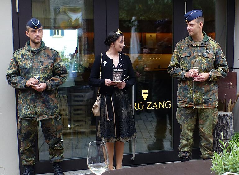 'Gänsehautmomente' hatte Sommerachs Weinprinzessin Anna-Lena Zehnter, als sie mit den Soldaten marschierte. Rechts der scheidende Kompaniechef Sven Hartmann, links der 'Neue', Hauptmann Alexander Kühn.