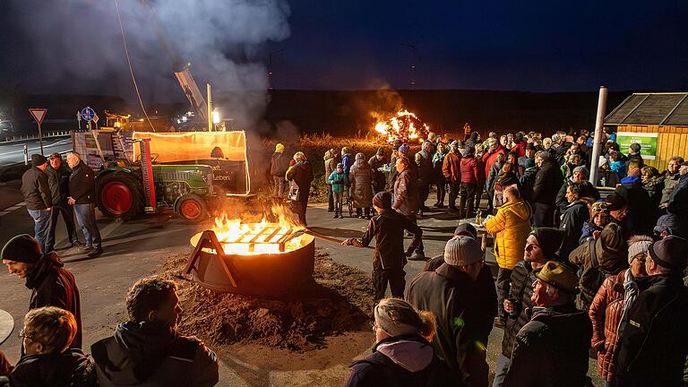 Mit Mahnfeuern, wie hier in  Eßleben, machten Landwirte auf ihre Lage aufmerksam.