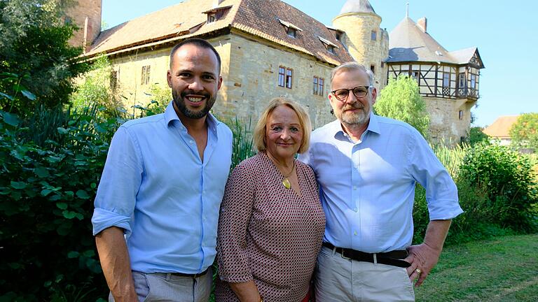 Glauben weiter an den Wert des Individuums für die Gesellschaft: der bayerische FDP-Vorsitzende Martin Hagen, die Ehrenvorsitzende Sabine Leutheusser-Schnarrenberger und Karl Graf Stauffenberg. Der Rhön-Grabfelder FDP-Kreisvorsitzende hatte zum Sommerfest auf Schloss Irmelshausen geladen.