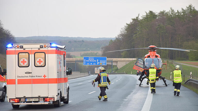 Bei einem Unfall auf der A 3 bei Uettingen wurden am Ostersonntag vier Personen zum Teil schwer verletzt.