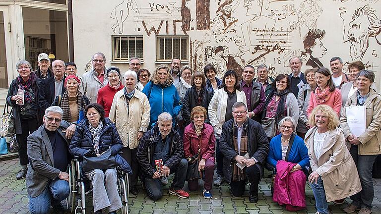 Die Reisegruppe der SPD im Landkreis Würzburg vor dem Prager Literaturhaus