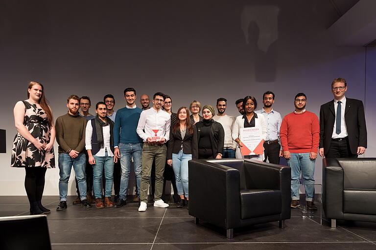 Die Jugendintegrationsbegleiter und Vertreter des Bezirksjugendrings Jennifer Wolpensinger, Ahmad Karkoura, Moheeb Maktabi, Mohamad Eskandarani, Mohammed Karssli, Abdulrazak Mesto, Götz Kolle, Basel Asideh, Maria Prahl, Nargis Yari, Eliza Skowron, Ola Khsara, Ahmed Fares Obeid, Kawa Essa, Maeva Nguimfo, Basel Omran und Osama Albernawi erhielten vom Stellvertretenden Dekan Max von Egidy den Preis des Evangelisch-Lutherischen Dekanats Würzburg.