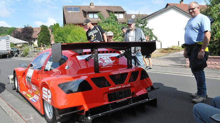 Auch ein schöner Rücken kann entzücken: Der 200 PS starke Wagen 'Silver Car' von Ralf Kroll wird bestaunt.