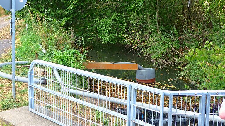 Der Unkenbach wird hier mit Brunnenwasser befüllt.