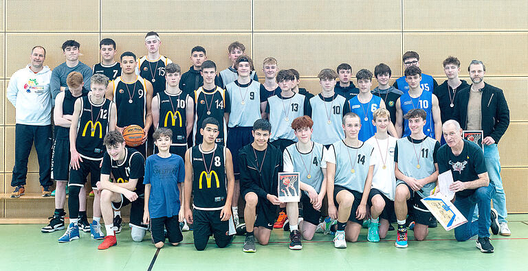 Die Sieger in einem Gruppenfoto: Erster Kronberg-Gymnasium Aschaffenburg (Grau), Zweiter Röntgen-Gymnasium Würzburg (Blau) und Dritter Wilhelm-Sattler-Realschule Schweinfurt (Schwarz).