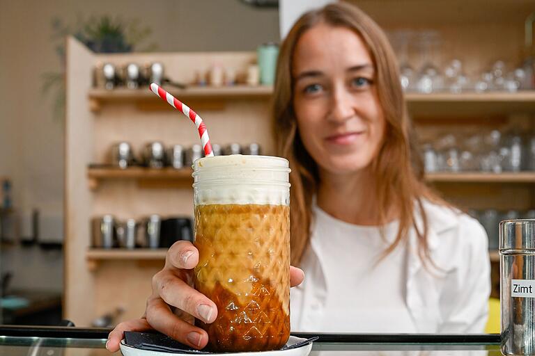 Nina Reinhart vom Café Casa präsentiert ihren hausgemachten Pumpkin Spice Latte.