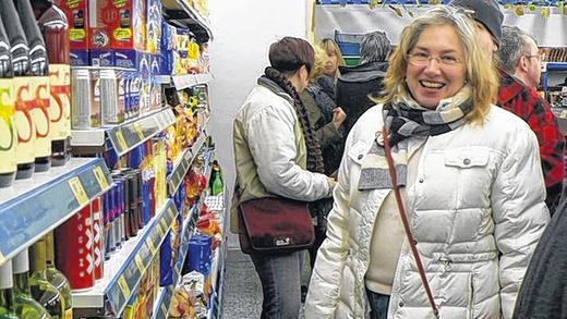Freude über das Angebot: Die Besucher informierten sich über das Sortiment ihres neuen Lädles.