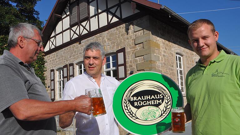 Sie stoßen aufs erste Braufest und die offizielle Einweihung des Brauhauses in Rügheim an: Dorfgemeinschaftsvorsitzender Siegfried Burger (von links), Brauverein-Vorsitzender Rainer Huth und der stellvertretende Vorsitzende des Brauvereins, Andre Schwappacher.