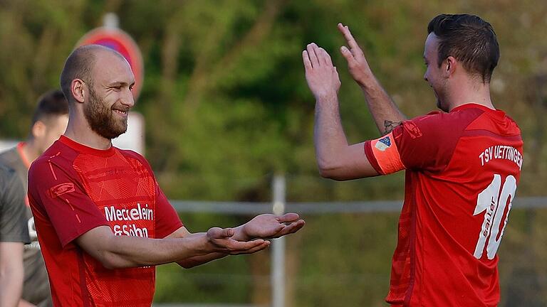 Dominik Broll (links) und Jens Leibold vom TSV Uettingen klatschen sich ab. Drei Tore, eins davon durch Broll, reichten für die Uettingen am letzten Spieltag in der Fußball-Bezirksliga West nicht zum Sieg. Sie verloren dennoch ihr Heimspiel gegen Keilberg.