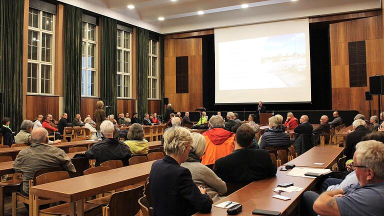 Beim Bürgerforum in der Schweinfurter Stadthalle ging es einmal mehr um die Frage, wie man noch aus der für 2026 geplanten Landesgartenschau aussteigen könnte.