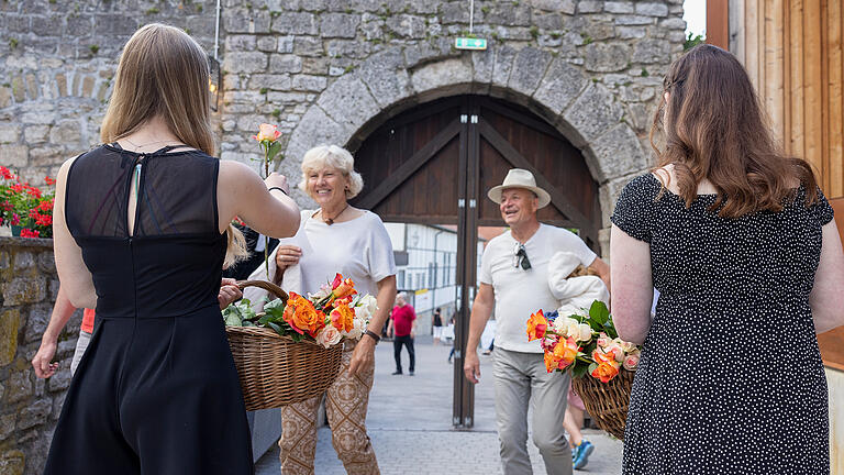 Zur Uraufführung von 'Das Spukschloss im Spessart' bekam jede Besucherin eine Rose.