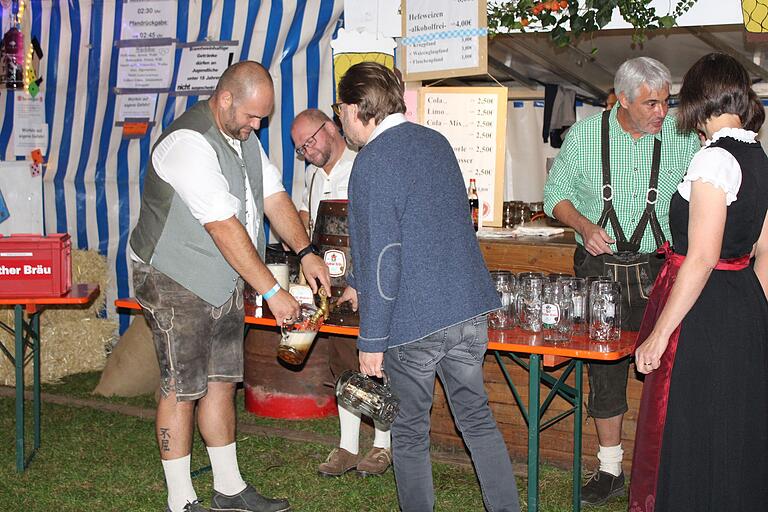 Am Samstagabend war der offizielle Bieranstich beim Brauhausfest Oberstreu. Dieser wird traditionell vom Bürgermeister Stefan Kießner (links) übernommen.