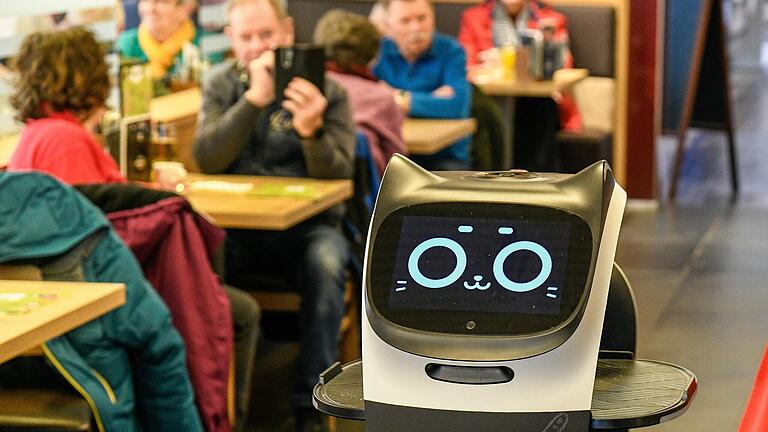 Ein Mittel gegen Personalmangel: Servier-Roboter 'Lutzi' unterstützt die Gastro-Belegschaft bei XXXLutz in Würzburg.